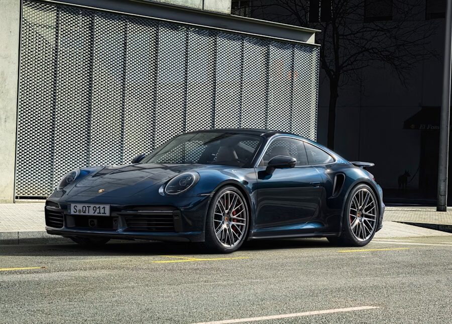 新型ポルシェ911ターボSの全貌：史上初のハイブリッドがもたらす性能革命