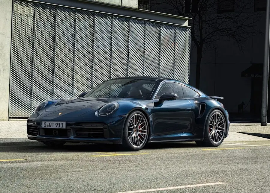 新型ポルシェ911ターボSの全貌：史上初のハイブリッドがもたらす性能革命