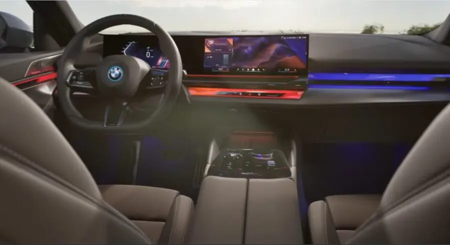 未来のコクピット：カーブドディスプレイとBMWインタラクションバー