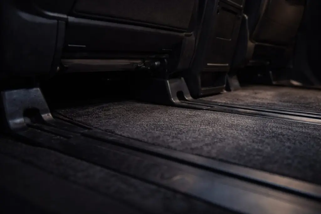 内装のヘタリ・足回りで後悔しやすいチェックポイント